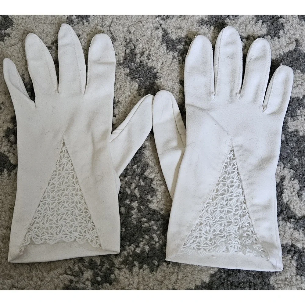 Vintage 1950s White Cotton Lace Insert Wrist Gloves Bridal Easter